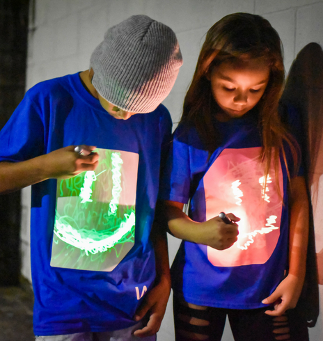 Illuminated Apparel - Kids Interactive Glow T-Shirt - Blue/Pink: 7-8 Yrs