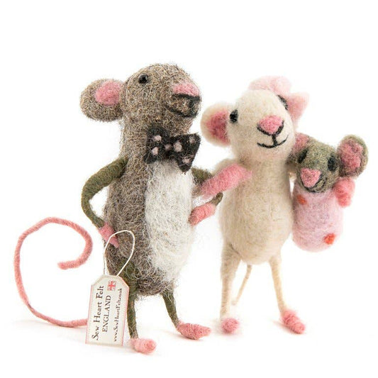 Sew Heart Felt - Mummy and Daddy Felt Mice Carrying Baby Girl